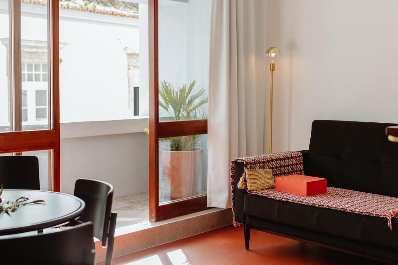The Modernist Apartment *