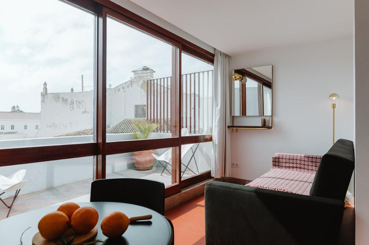 The Modernist Apartment *